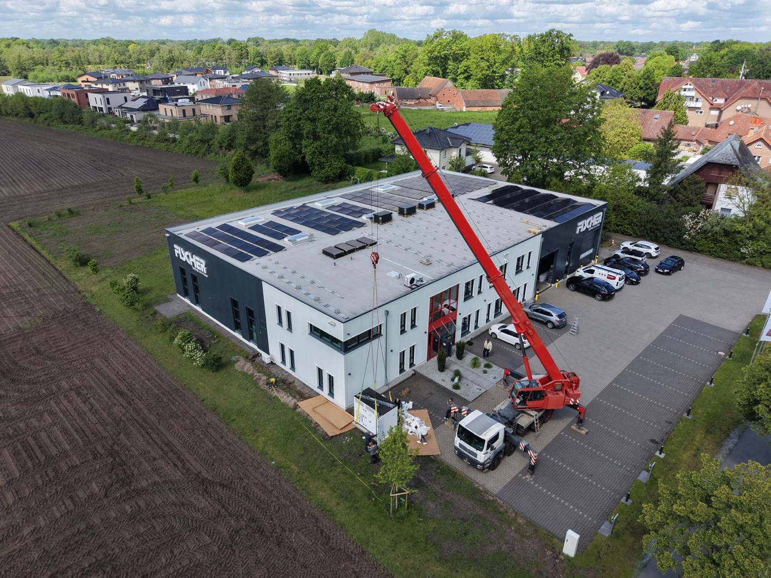 Installation des Speichersystems mit Kran am Fischer-Firmensitz