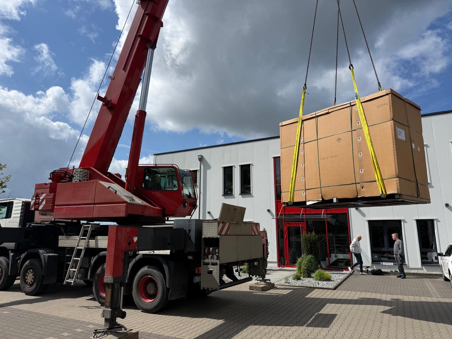 Anlieferung und Installation des Speichersystems am Fischer-Firmensitz